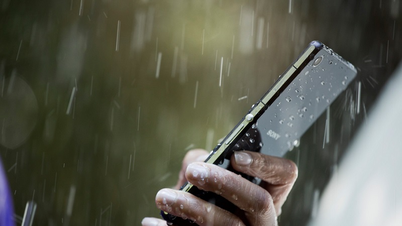 Cách xử lí khi smartphone “dính” nước