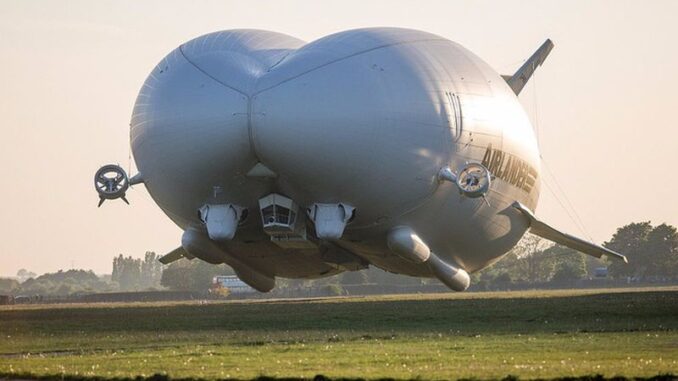 Máy bay kết hợp khinh khí cầu được chế tạo bởi Hybrid Air Vehicles