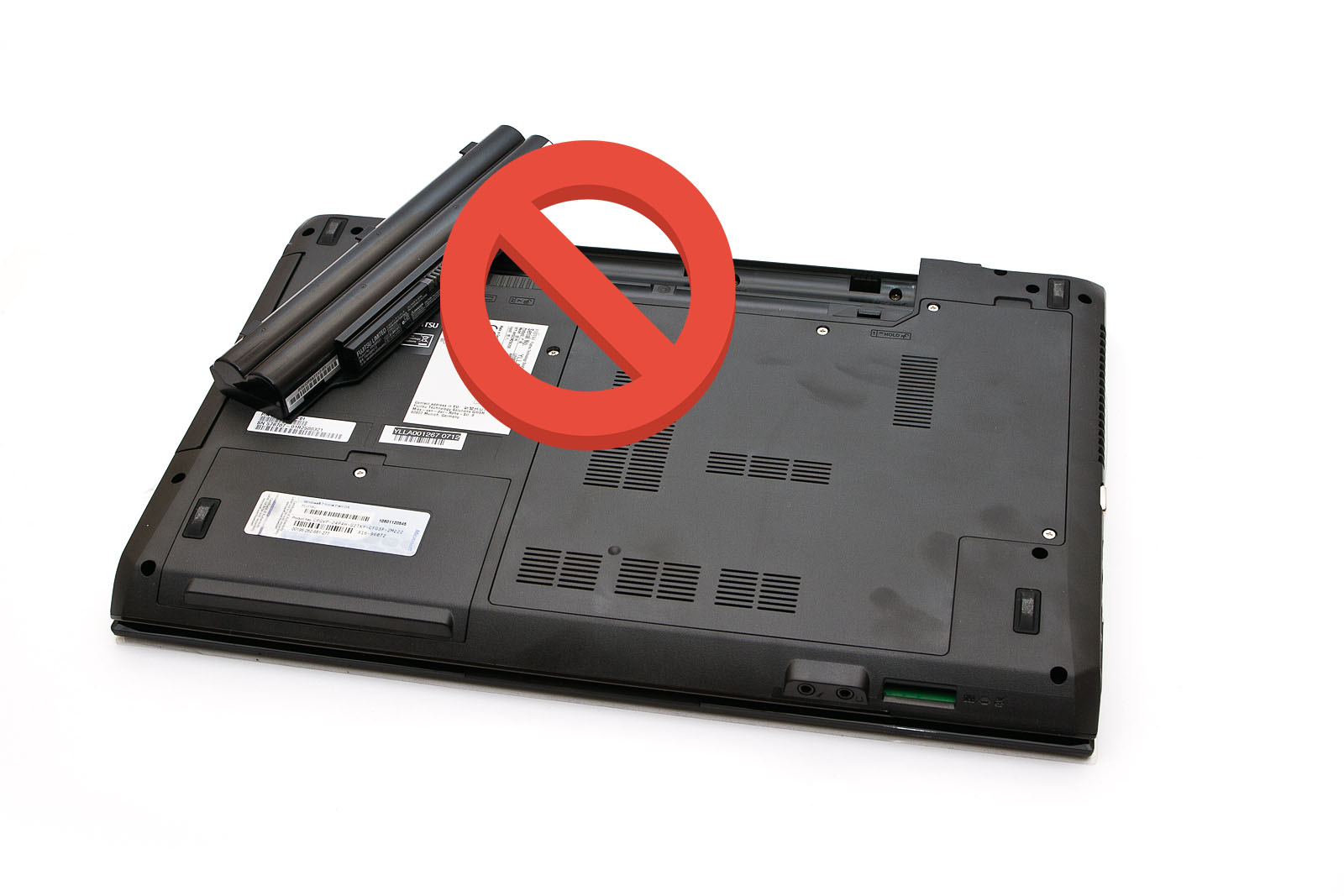 Khi sử dụng laptop bạn không nên tháo pin ra